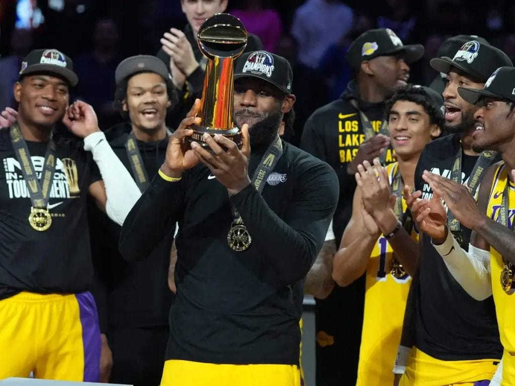 LeBron James levanta su trofeo de MVP de la NBA Cup 2023 delante de sus compañeros de los Lakers