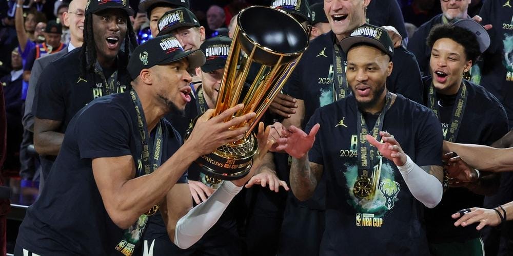 Giannis Antetokounmpo y Damian Lillard celebran el título NBA Cup 2024 con el trofeo