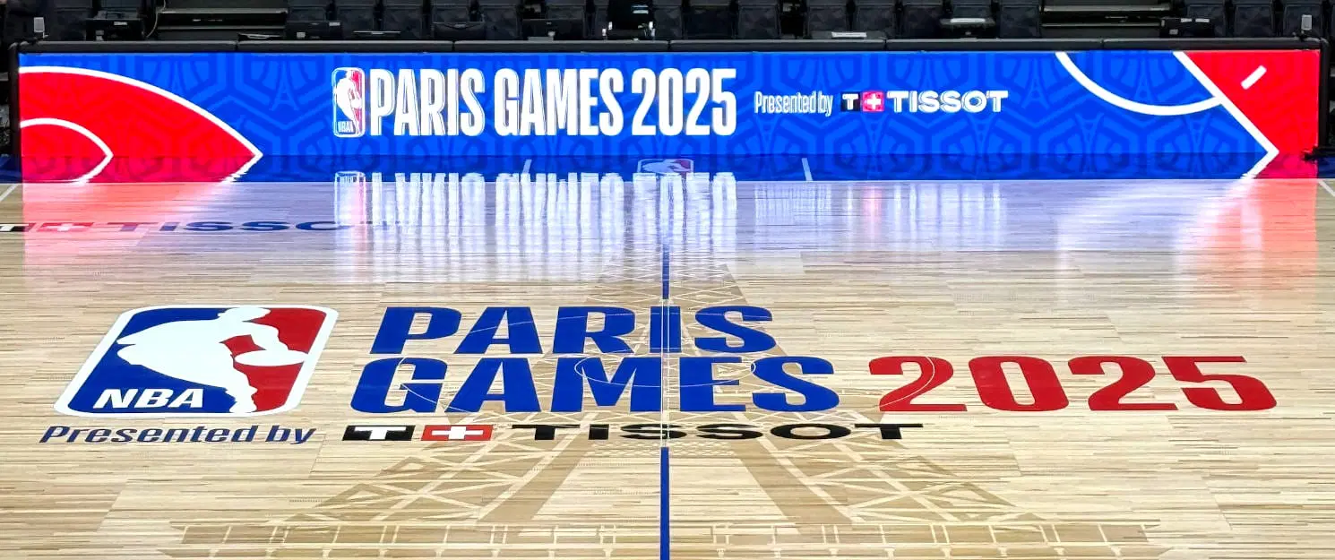 Logo NBA Paris Games en el centro de la cancha – imagen teaser para un posible NBA Paris Game 2026
