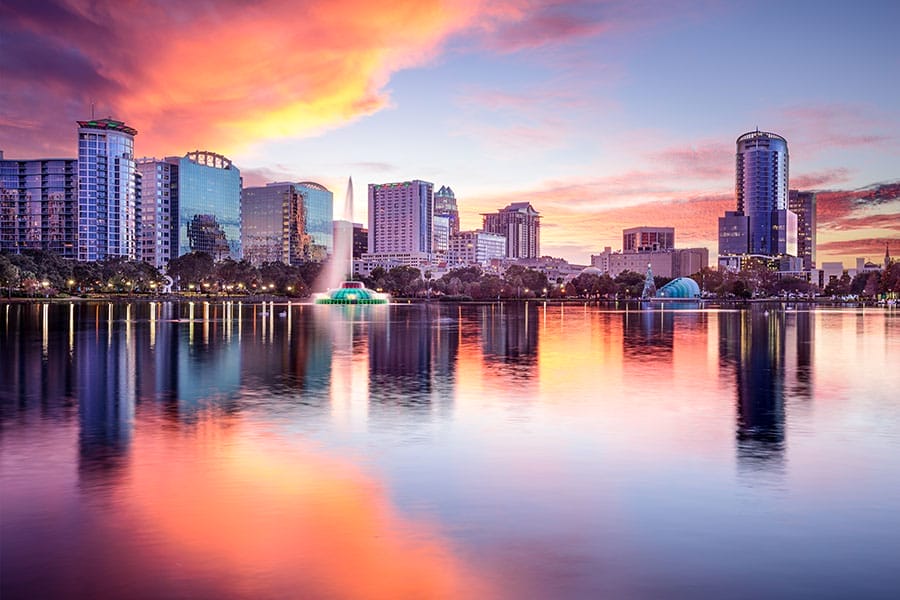 Skyline de Downtown Orlando au coucher du soleil vue depuis Lake Eola