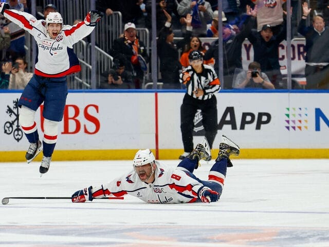 Celebración de Alex Ovechkin tras batir el récord de goles