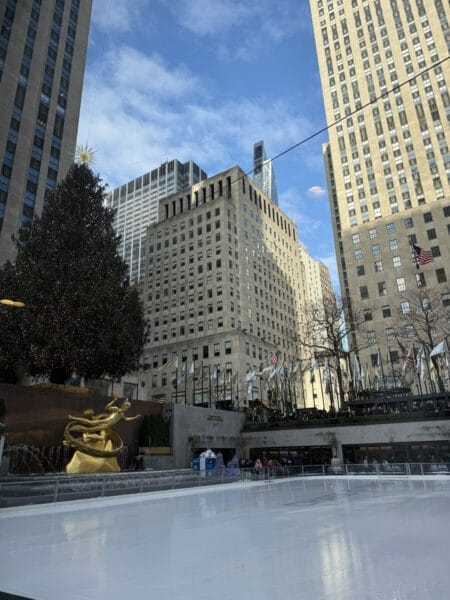 Pista de patinaje del Rockefeller Center en Nueva York, bajo el árbol de Navidad iluminado y la estatua dorada de Prometeo