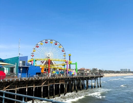 Grande roue colorée du Santa Monica Pier au-dessus de l’océan Pacifique