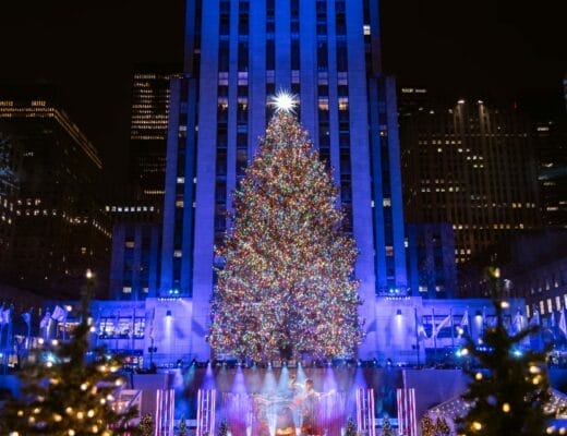 Sapin de Noël illuminé du Rockefeller Center à New York, devant la statue de Prométhée, vu de nuit