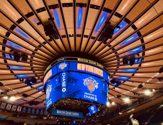 Plafond doré au Madison Square Garden lors d'un match des Knicks, dont le logo apparait sur l'écran géant au centre