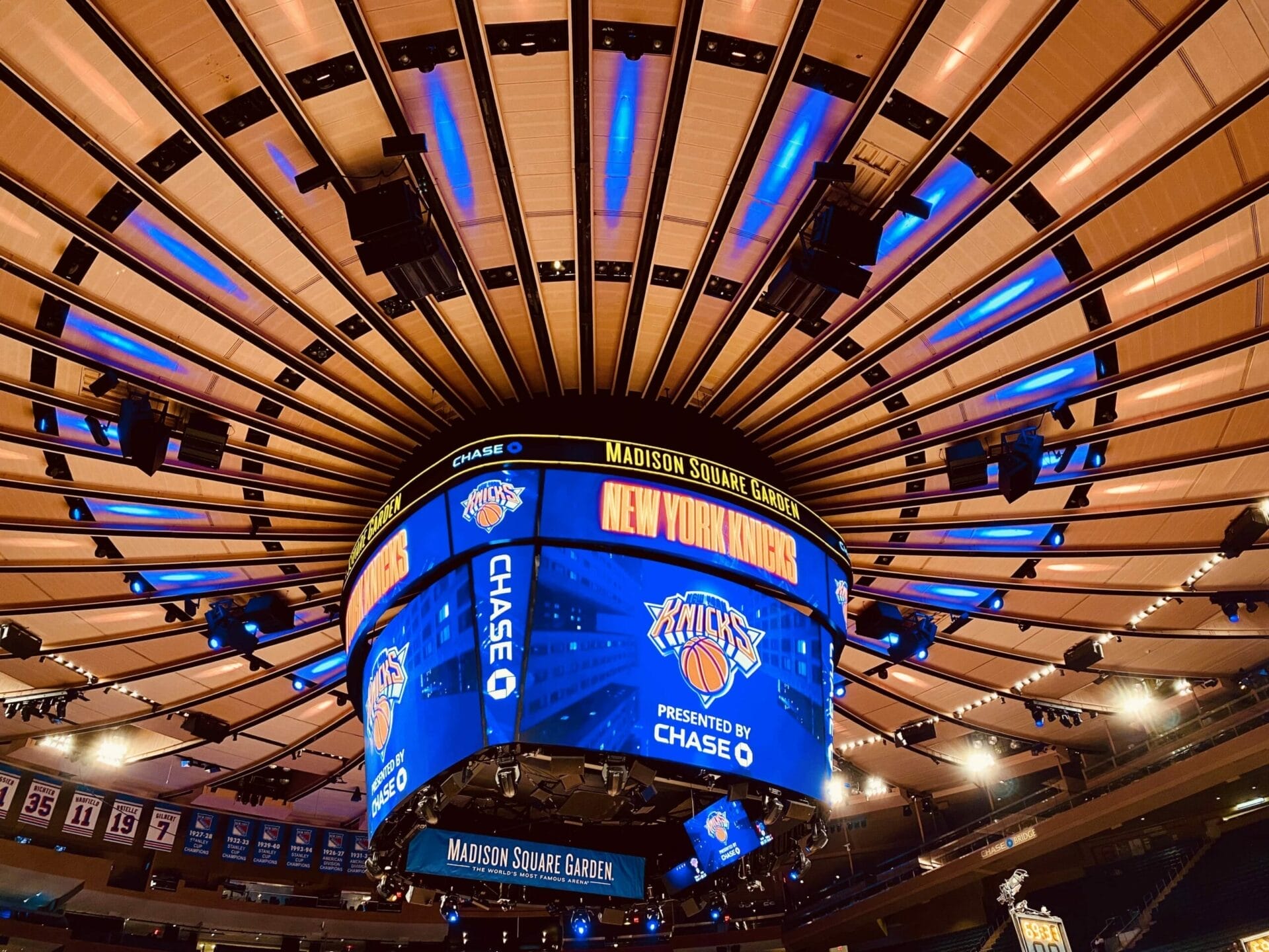 Plafond doré au Madison Square Garden lors d'un match des Knicks, dont le logo apparait sur l'écran géant au centre
