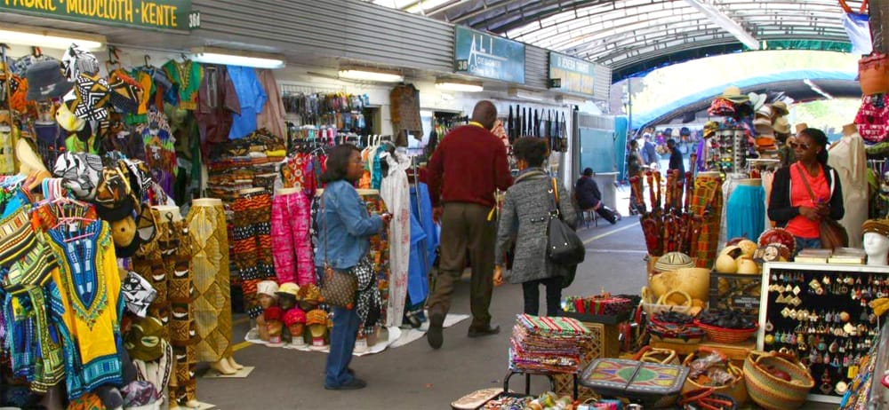 Allée du marché Shabazz à Harlem avec tissus africains, bijoux et objets artisanaux