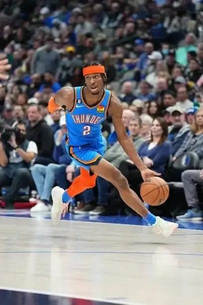 Shai Gilgeous-Alexander accélère vers le cercle sous le maillot du Thunder durant la saison 2024.