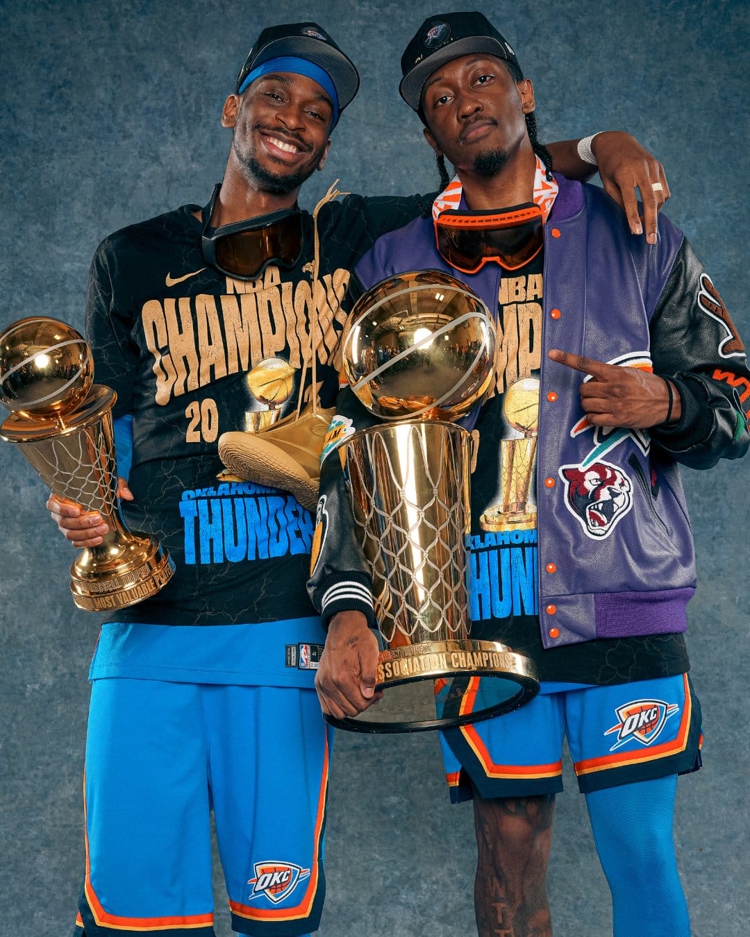 Shai Gilgeous-Alexander et Jalen Williams célèbrent le titre NBA 2025 avec le Thunder.