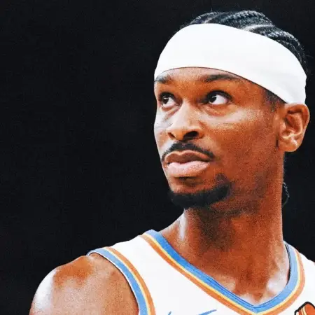 Gros plan de Shai Gilgeous-Alexander, regard concentré, bandeau blanc sous le maillot du Thunder.