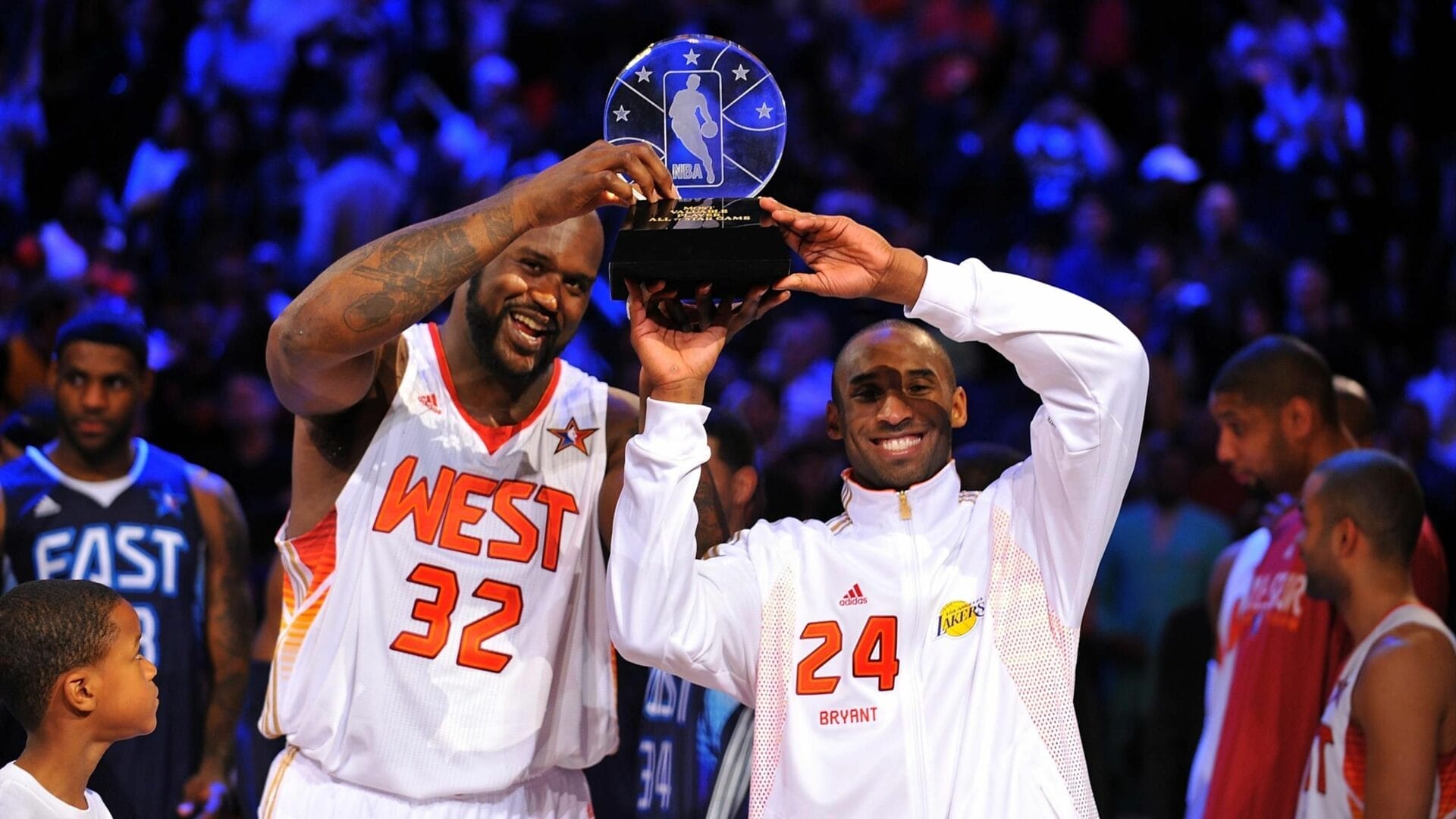 Shaquille O’Neal y Kobe Bryant alzan juntos el trofeo de MVP del NBA All-Star Game 2009