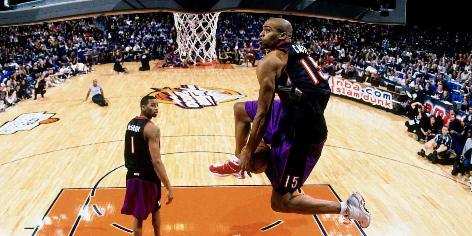 Vince Carter realiza su famoso mate entre las piernas durante el Slam Dunk Contest 2000