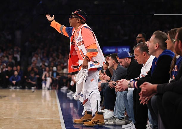 Spike Lee en courtside durante un partido de los Knicks en el Madison Square Garden