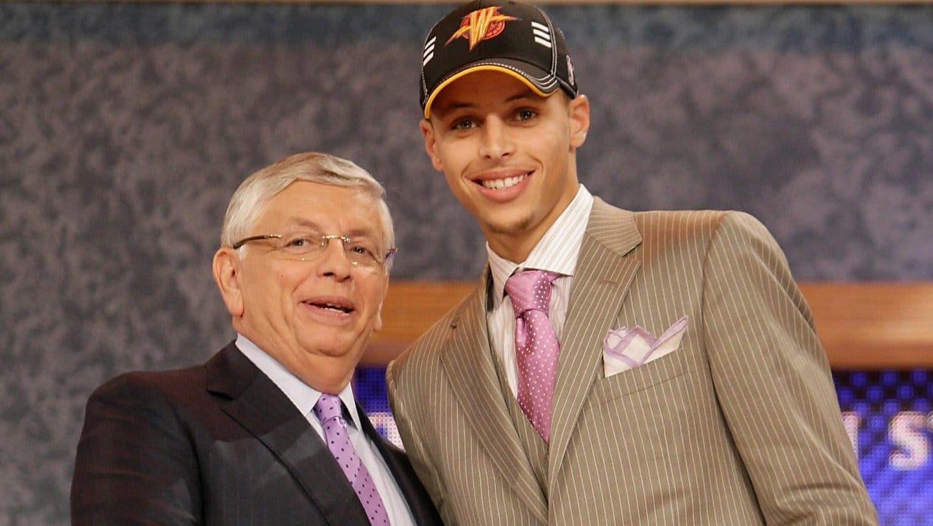 Stephen Curry avec David Stern lors de la draft NBA 2009, casquette des Warriors sur la tête