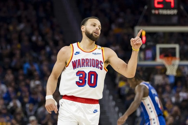 Stephen Curry, numéro 30, arborant le maillot Classic Edition blanc des Golden State Warriors lors d’un match NBA