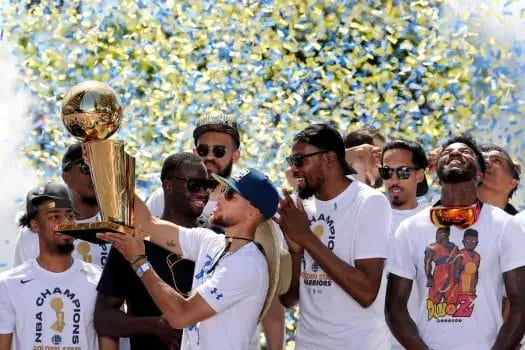 Stephen Curry brandit le trophée Larry O’Brien lors de la parade des Warriors en 2022