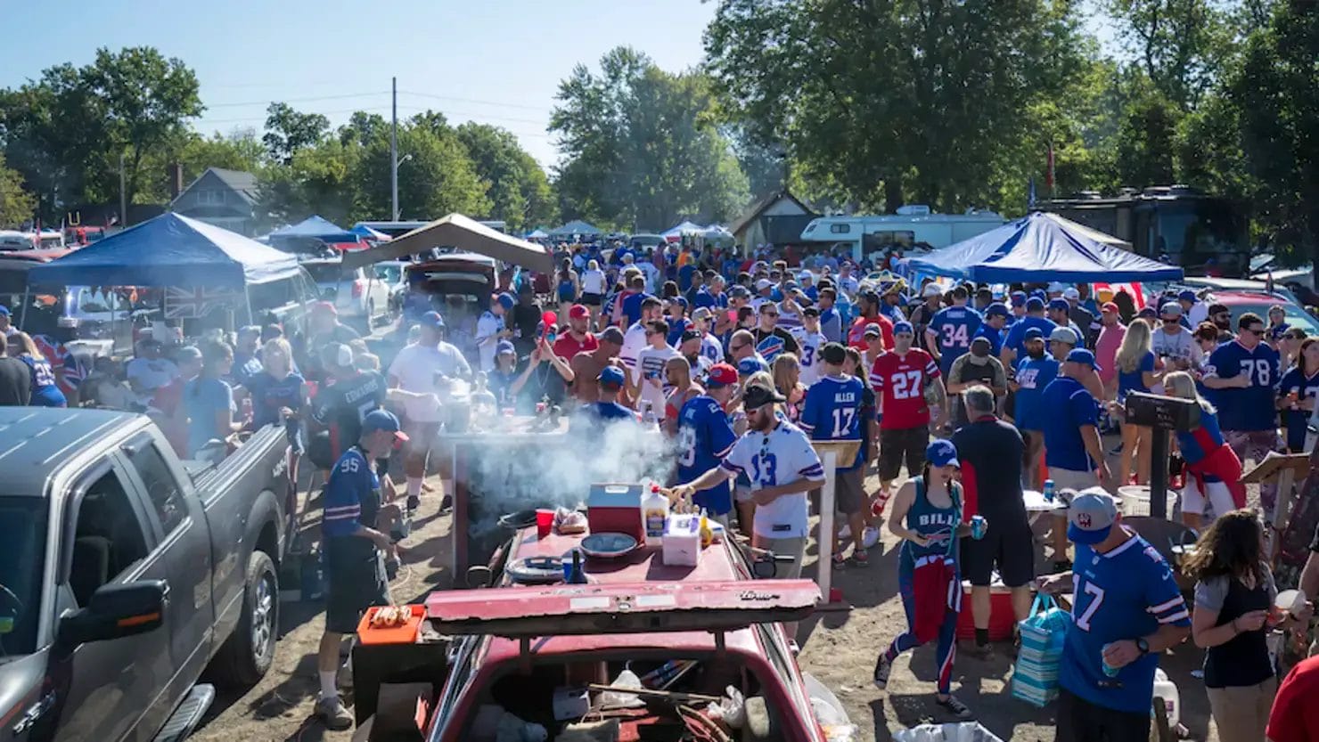 Fanático de Bills Mafia saltando sobre una mesa durante un tailgate en el Highmark Stadium