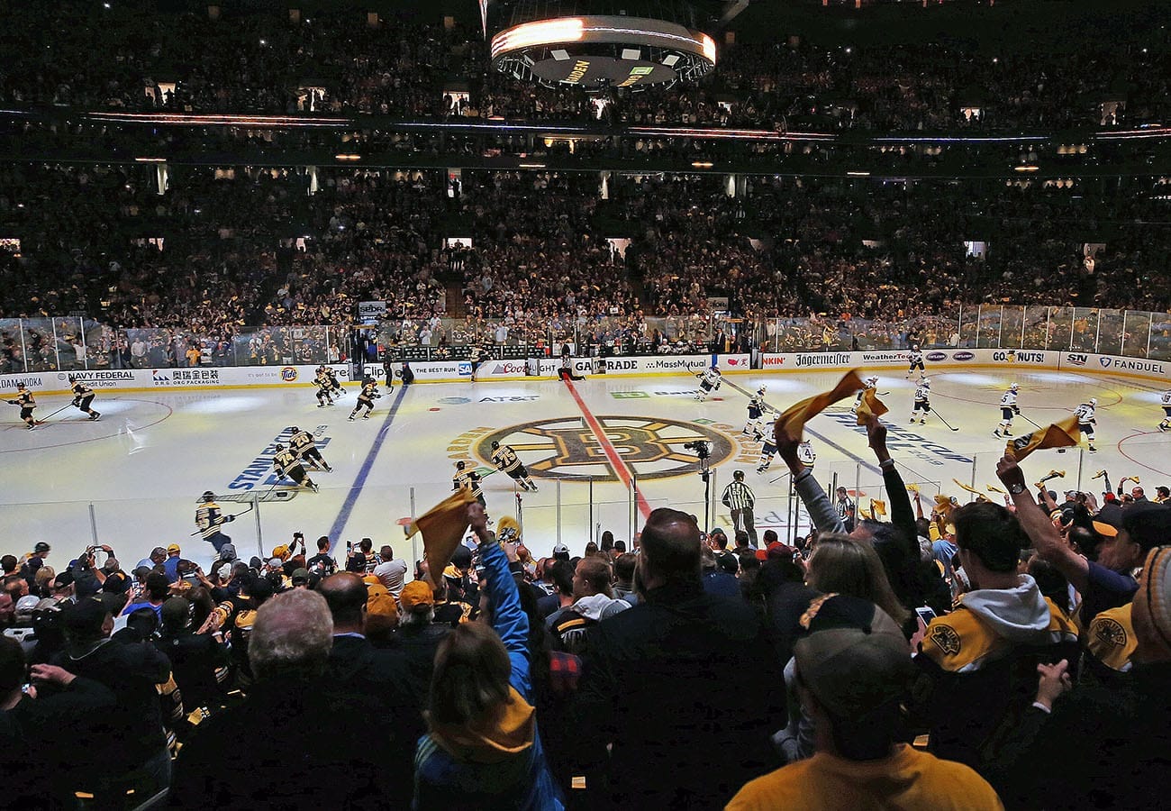 Vista interior del TD Garden durante un partido de los Bruins