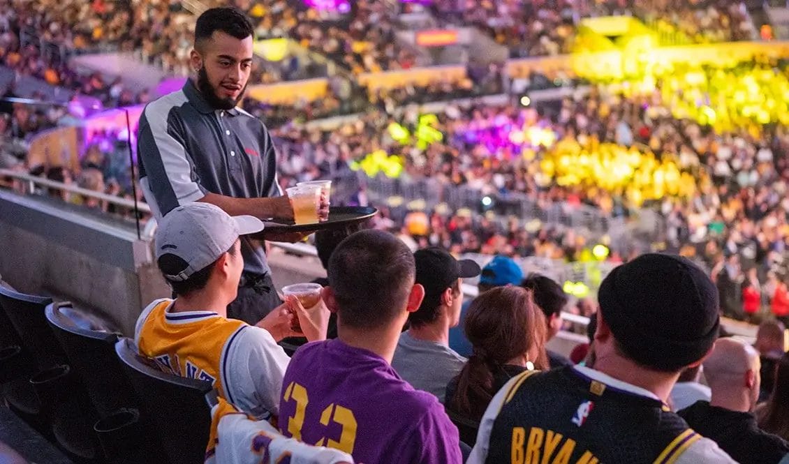 Service à la place : un serveur apporte des bières aux supporters des Los Angeles Lakers en plein match à la Crypto.com Arena
