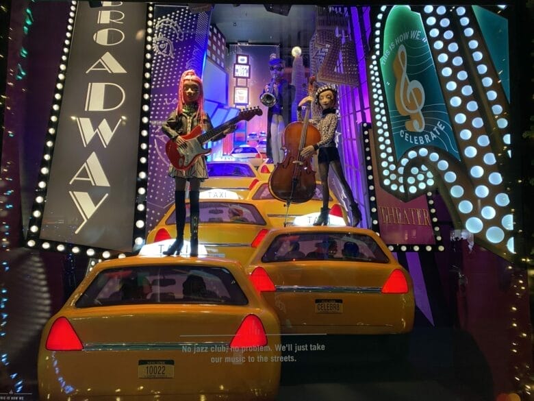 Vitrine de Noël à thème Broadway avec taxis jaunes et mannequins musiciens à New York
