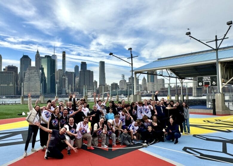 Groupe de voyageurs Trip Double jouant au basket sur un terrain extérieur à New York lors d’un séjour NBA