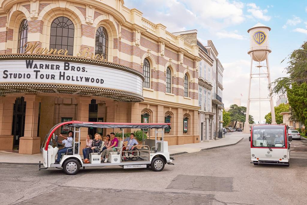Carrito guiado frente al teatro Warner Bros y el emblemático depósito de agua en Burbank