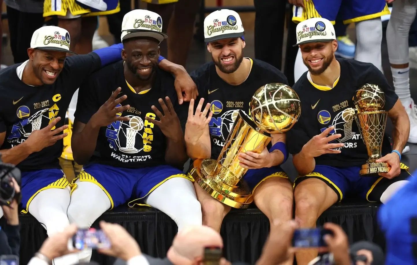Andre Iguodala, Draymond Green, Klay Thompson et Stephen Curry célèbrent leur 4ᵉ titre NBA en 2022