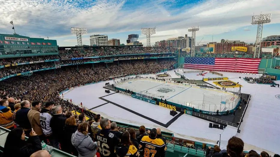 Pista de hielo instalada en Fenway Park para el Winter Classic NHL, vista panorámica desde las gradas