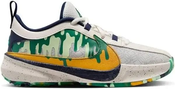 Chaussure Nike Zoom Freak 6 camo vert-or, signature Giannis Antetokounmpo