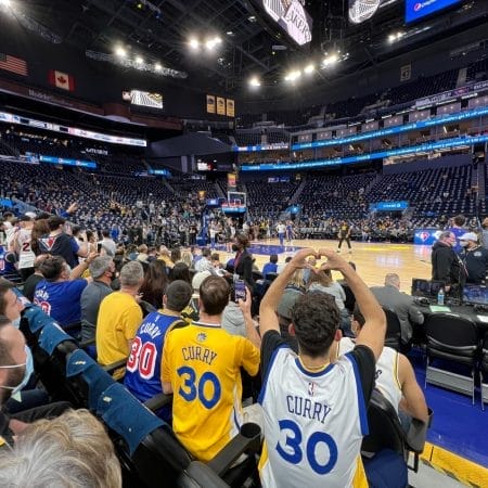 Fans en bord de terrain au Chase Center, échauffement de Stephen Curry lors d’un voyage Trip Double