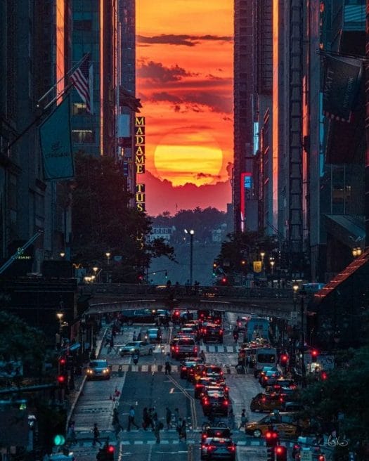 Photo de Manhattanhenge à New York au coucher du soleil – Crédit @crown_4dking