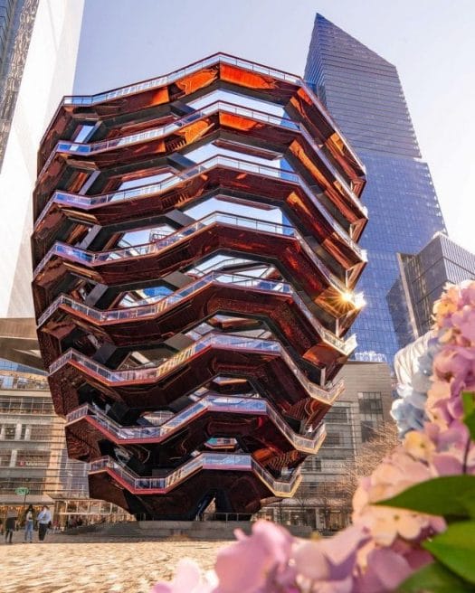 Photo du Vessel à New York, structure architecturale moderne à Hudson Yards – @sincerelymaureen