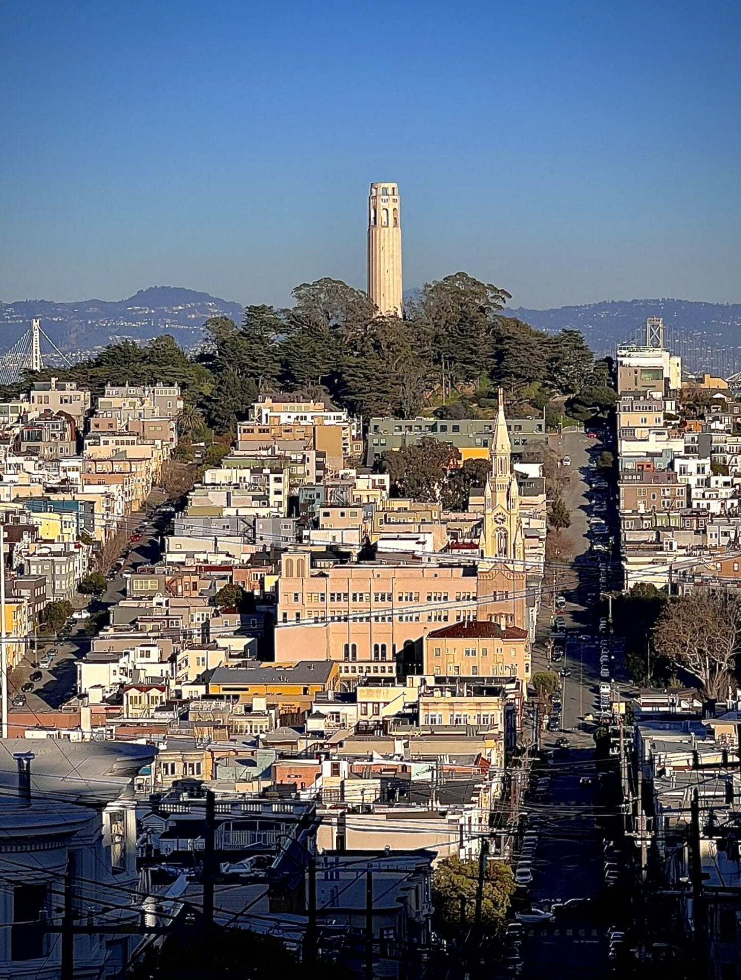 Photo de la Coit Tower à San Francisco depuis Russian Hill, monument emblématique