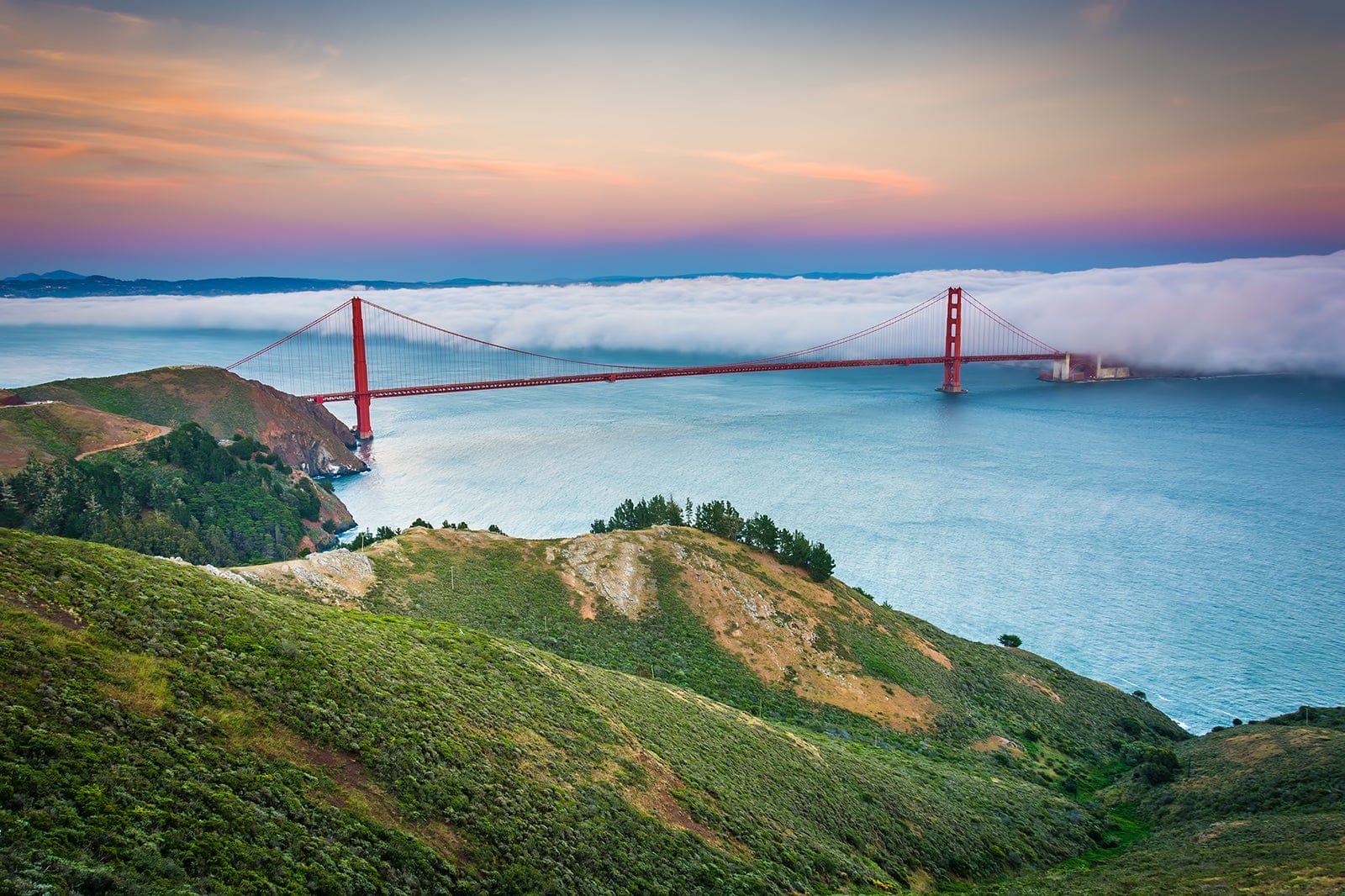 Photo du Golden Gate Bridge à San Francisco prise depuis Hawk Hill au coucher du soleil