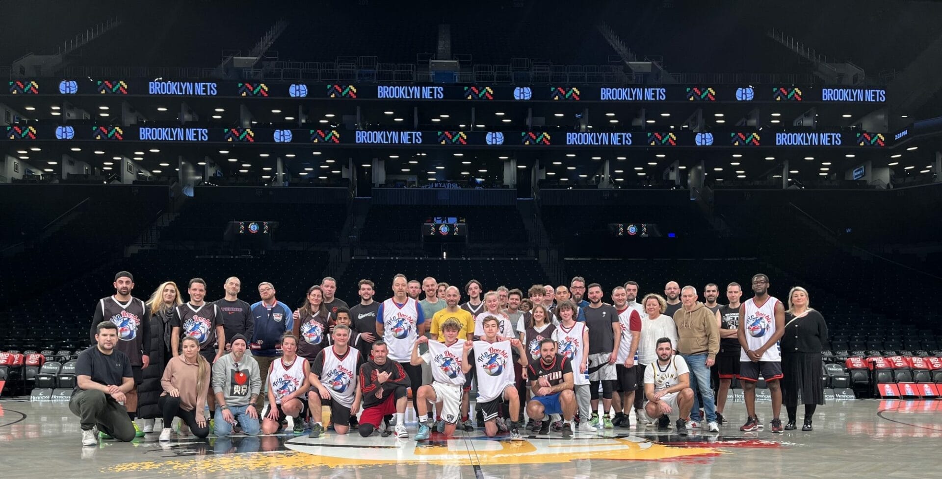 Grupo de viajeros Trip Double sobre la pista de los Brooklyn Nets