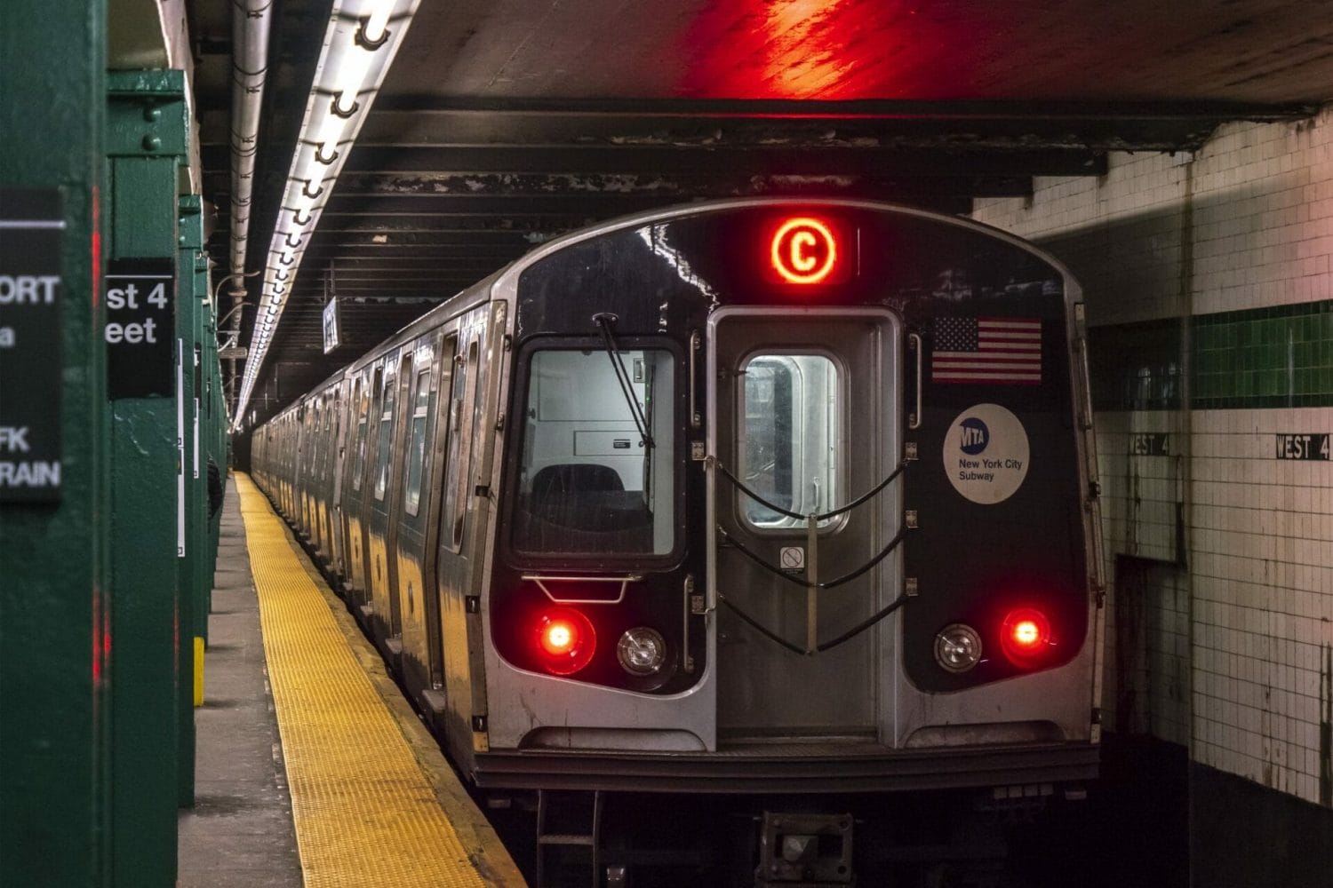 Vagón de metro en Nueva York llegando a la estación