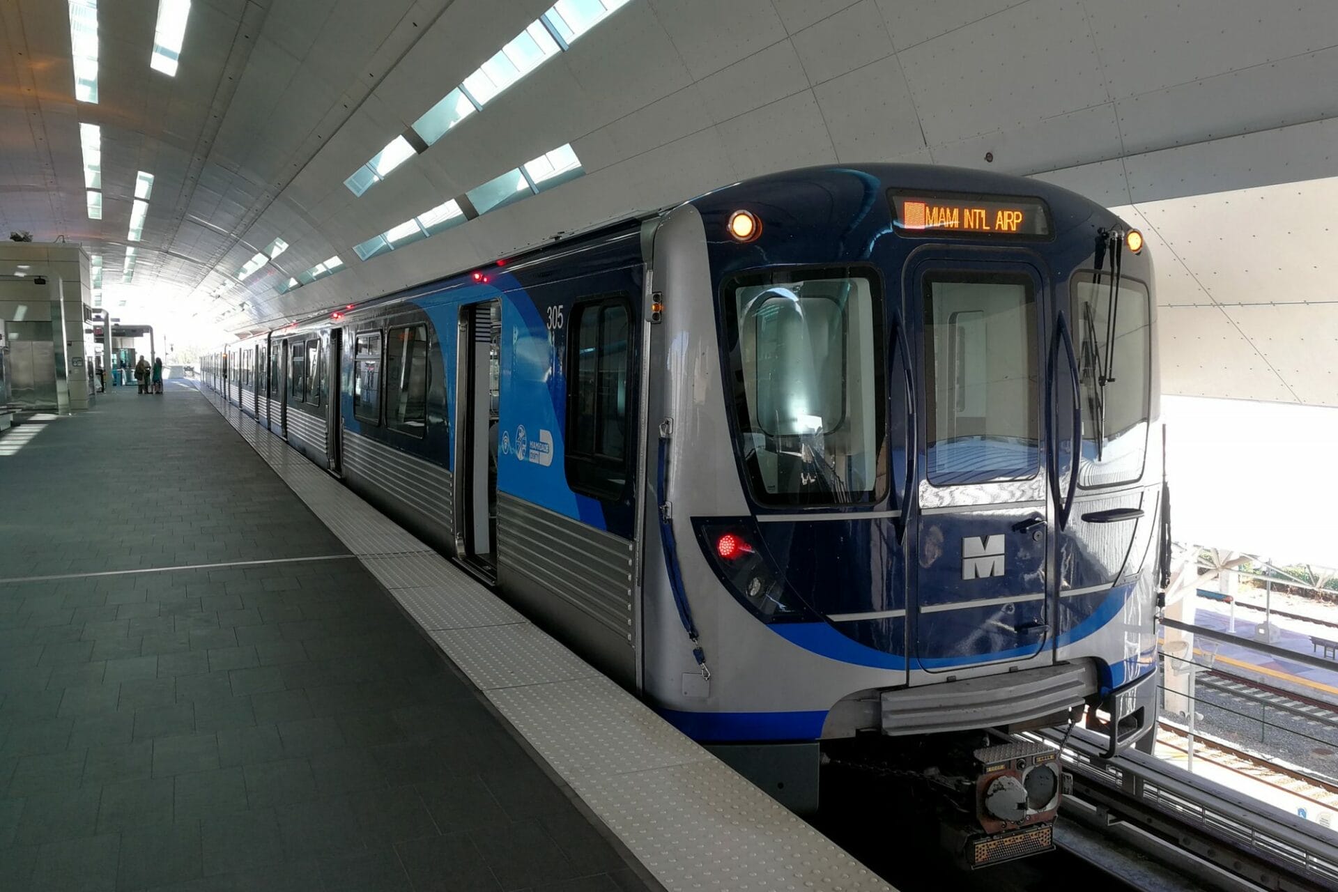 Rame Hitachi du Miami Metrorail à quai