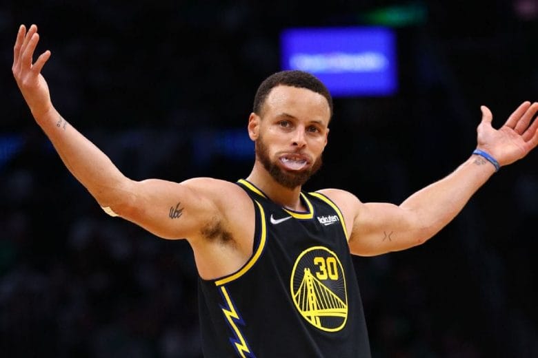Portrait serré de Stephen Curry sous le maillot des Warriors, saison 2024-25.