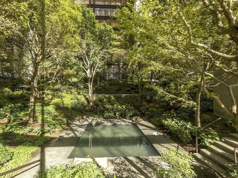 Jardín interior del Ford Foundation Building en Nueva York, un espacio verde escondido entre edificios de Manhattan.