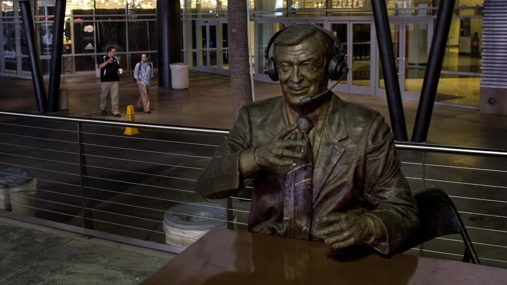 Statue de Chick Hearn à la Crypto.com Arena