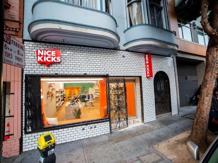 Fachada de la tienda Nice Kicks en San Francisco, especializada en sneakers y zapatillas de colecci&oacute;n.