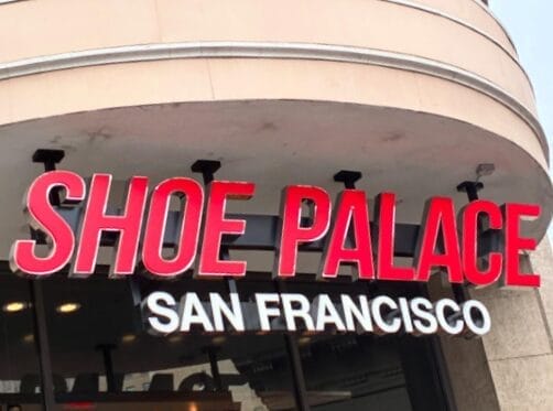 Cartel de Shoe Palace San Francisco en la fachada de una tienda de sneakers.