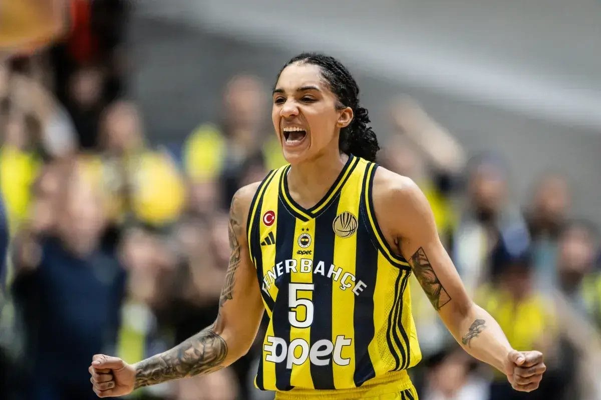 Gabby Williams sous le maillot du Fenerbahçe Istanbul lors de la saison EuroLeague 2024-25