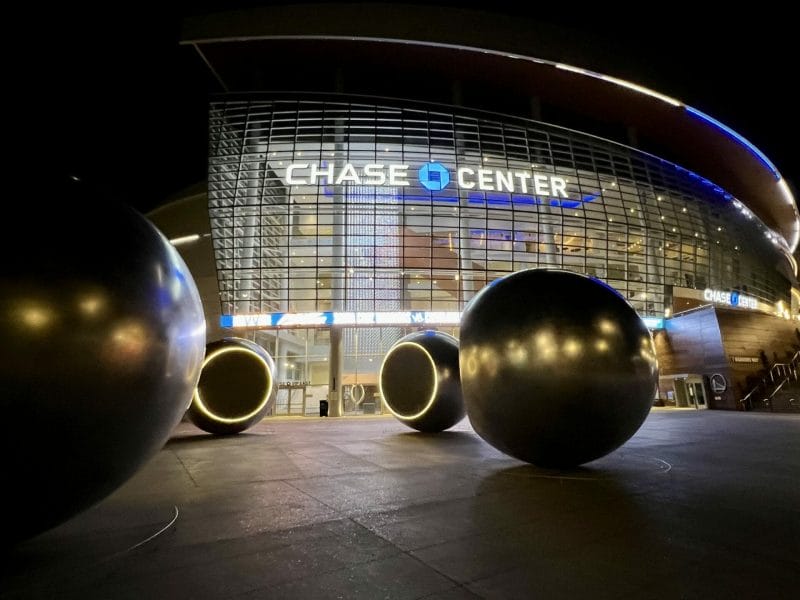 Fachada del Chase Center en San Francisco de noche