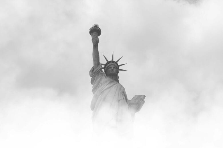 foto en escala de grises de la estatua de la libertad