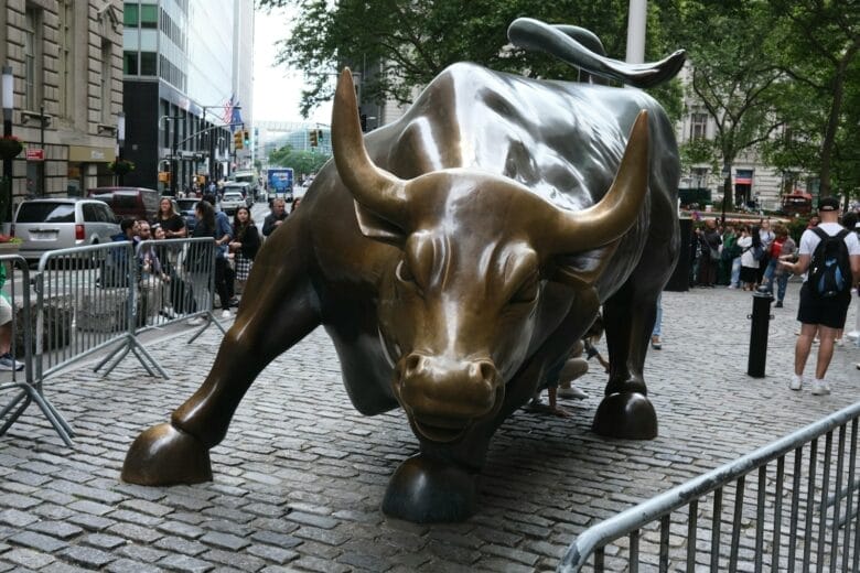 una estatua de un toro en una calle de ladrillo