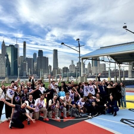 Groupe de voyageurs Trip Double jouant au basket sur un terrain extérieur à New York lors d’un séjour NBA