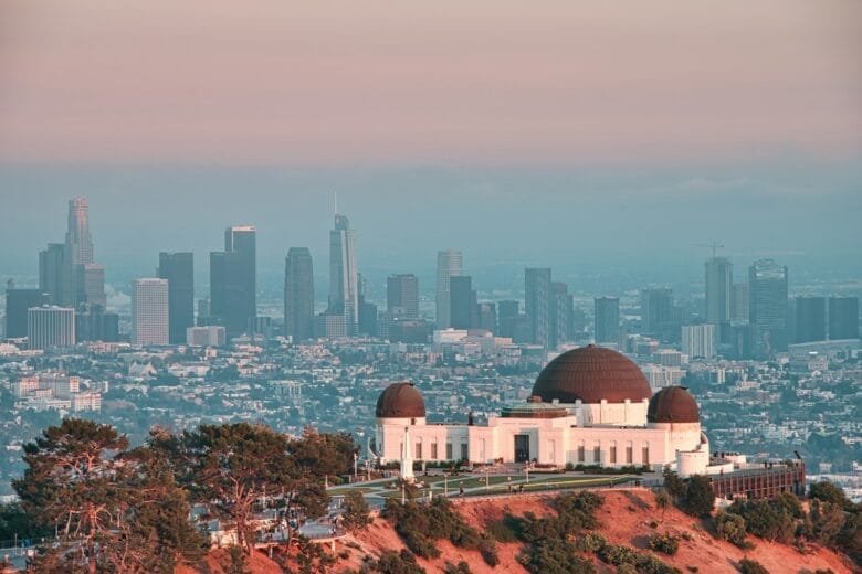 El observatorio Griffith, ideal al atardecer para admirar el Downtown de Los Ángeles y el cartel de Hollywood