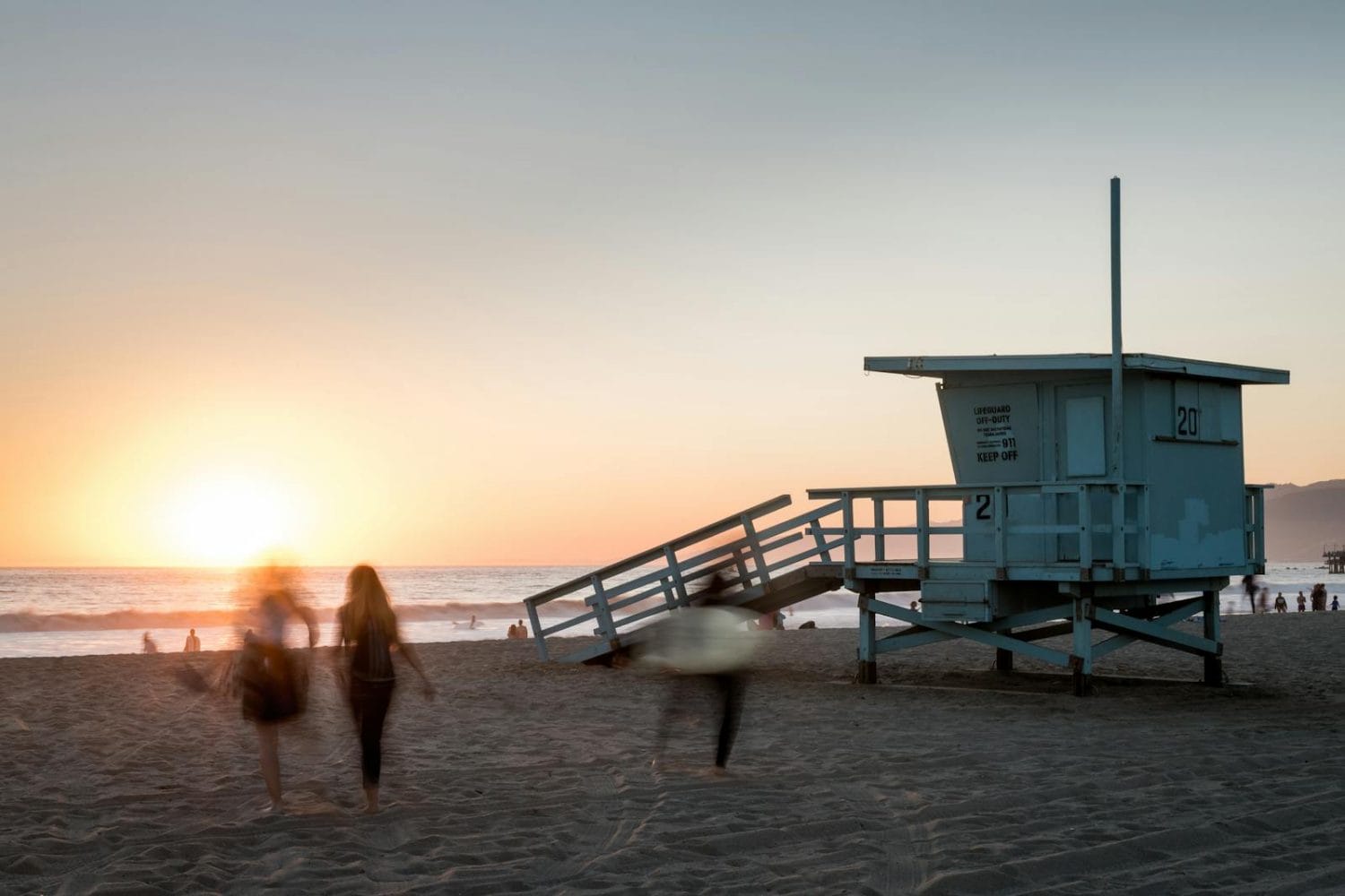Plage de Santa Monica avec promenade et soleil couchant