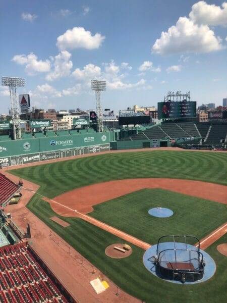 Vue intérieure du Fenway Park avec les gradins historiques et le terrain